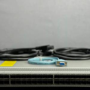Cisco Nexus N9K-C93180YC-FX 48-Puertos 10/25G SFP 6x 100G QSFP AFI 2 x 500W NXA-PAC-500W-PE - Producto Usado Garantia 12 Meses